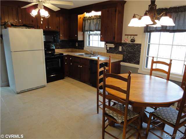 1810 Countrytown Road Powhatan, VA 23139 - Photo 4 of 12 Kitchen - Spacious eat-in kitchen with new tile fl