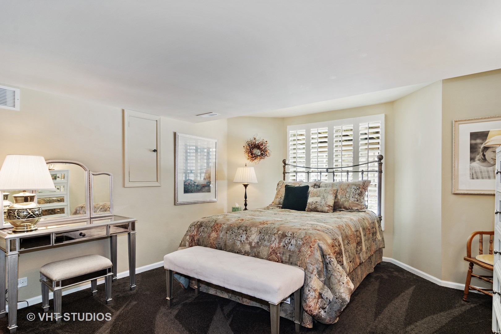 129 Knockderry Lane Inverness, IL 60067 - Photo 20 of 34 a bedroom with a bed and a chair