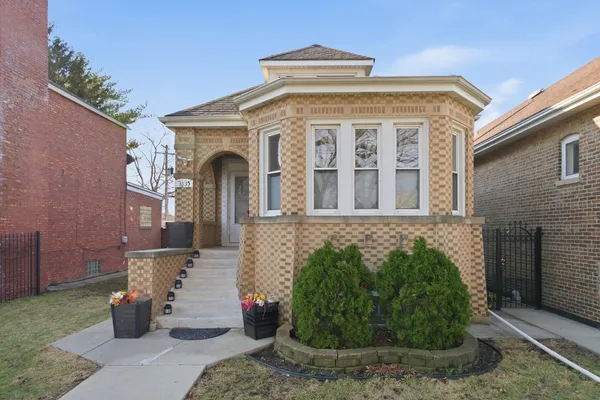 $1,900 | 3835 West 65th Street, Unit 1, Chicago, IL 60629