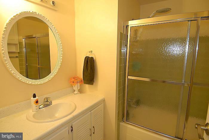 15404 Wembrough Street Silver Spring, MD 20905 - Photo 4 of 30 Bath