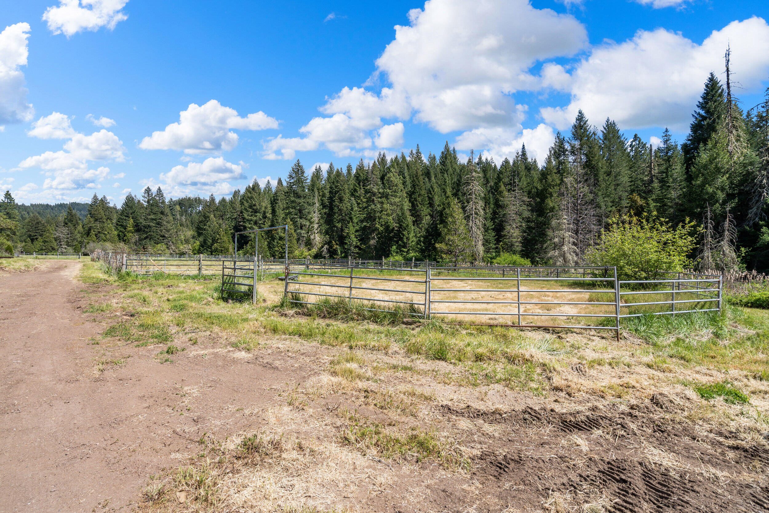 25232 Highway 140 Eagle Point, OR 97524 - Photo 29 of 51 27_25232 or-140, eagle point-26