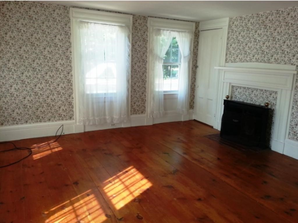 1276 Mammoth Road Pelham, NH 03076 - Photo 5 of 21