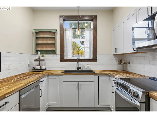 $695,000 | 36937 Highway 213, Mount Angel, OR 97362