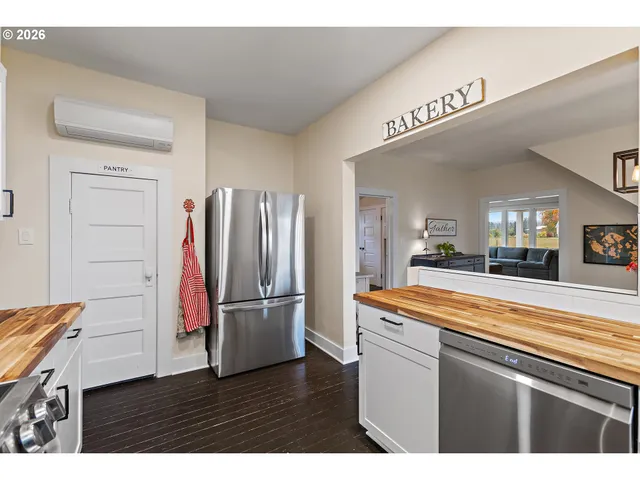 $695,000 | 36937 Highway 213, Mount Angel, OR 97362