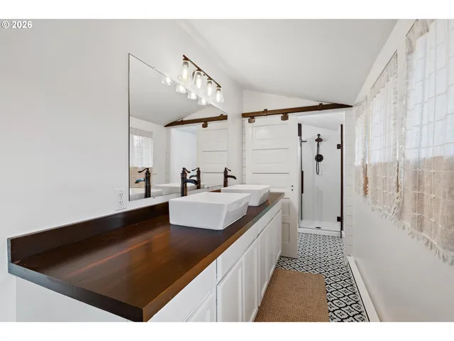 $695,000 | 36937 Highway 213, Mount Angel, OR 97362