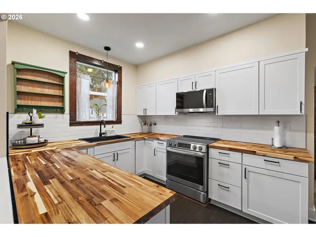 $695,000 | 36937 Highway 213, Mount Angel, OR 97362