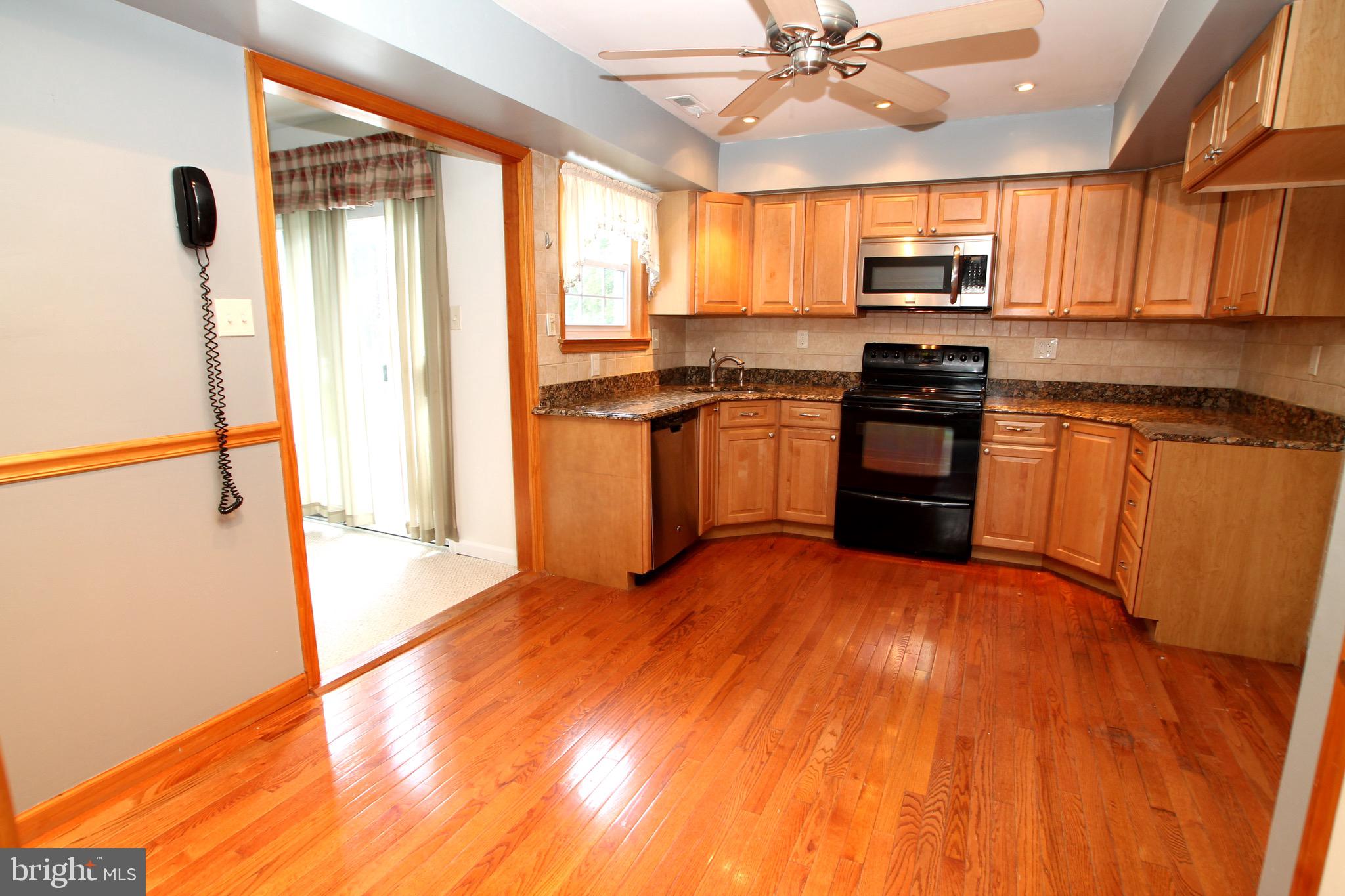 235 Burgundy Lane Newtown, PA 18940 - Photo 6 of 26 Kitchen