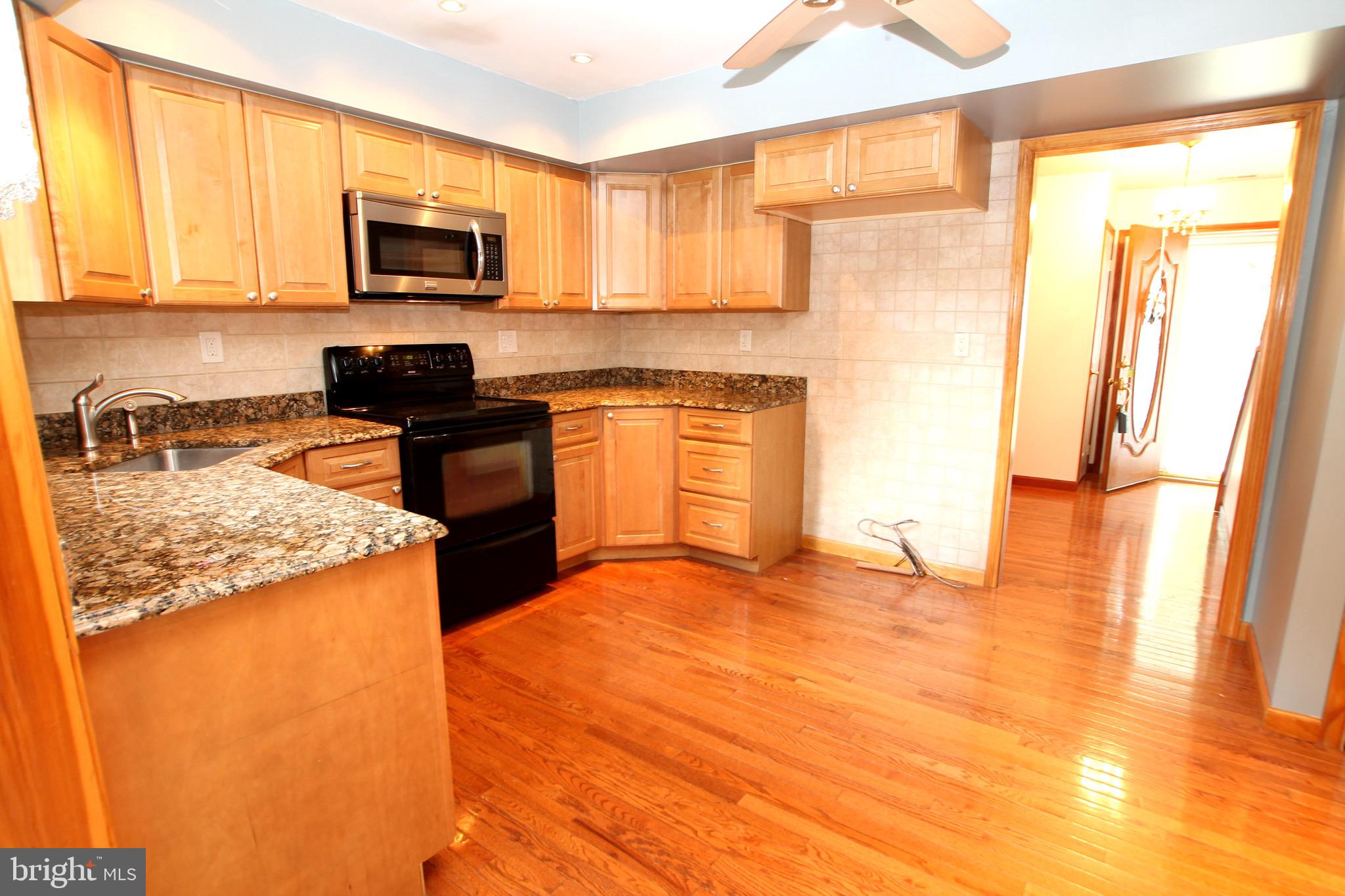 235 Burgundy Lane Newtown, PA 18940 - Photo 7 of 26 Kitchen