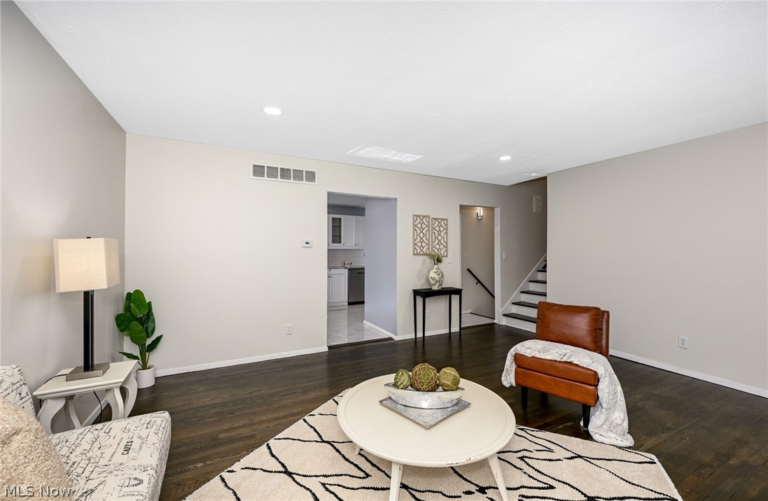 426 Sandhurst Road Akron, OH 44333 - Photo 3 of 32 Gallery Image 3