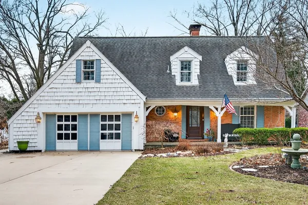 $585,900 | 17 Sunset Road, Bloomington, IL 61701