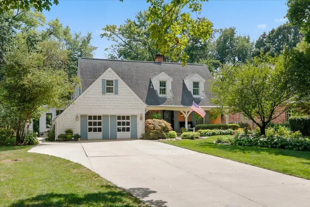 $599,900 | 17 Sunset Road, Bloomington, IL 61701