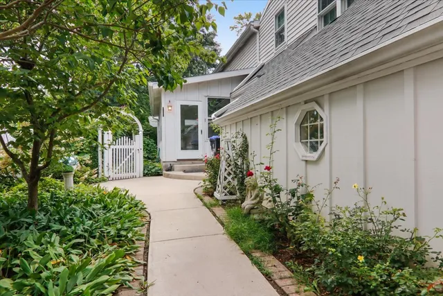 $599,900 | 17 Sunset Road, Bloomington, IL 61701