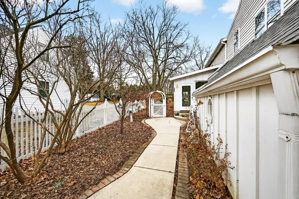 $585,900 | 17 Sunset Road, Bloomington, IL 61701