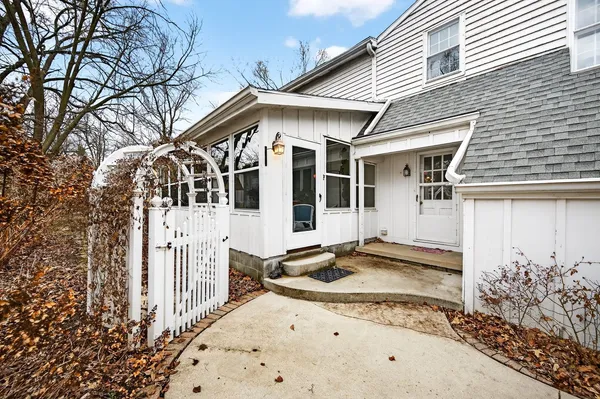 $585,900 | 17 Sunset Road, Bloomington, IL 61701
