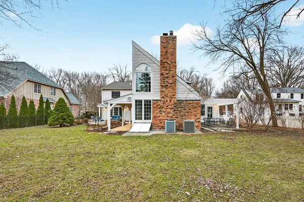 $585,900 | 17 Sunset Road, Bloomington, IL 61701