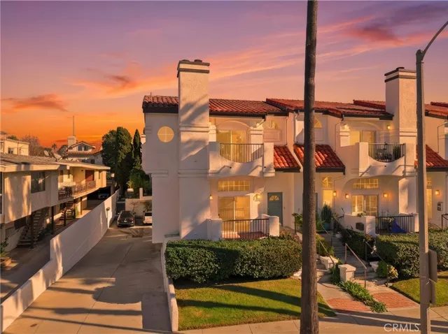 $7,700 | 200 North Catalina Avenue, Unit F, Redondo Beach, CA 90277