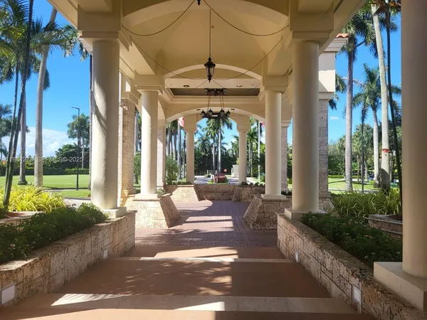 a view of a fountain in the backyard of a house