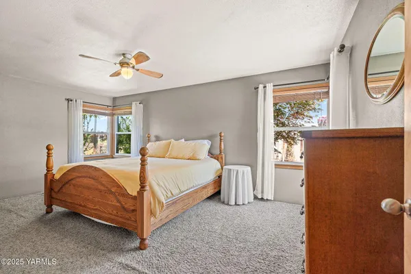 a view of a livingroom with an entryway