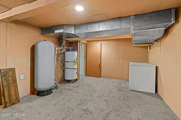 a view of a house with backyard