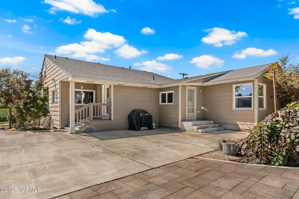 a view of a backyard