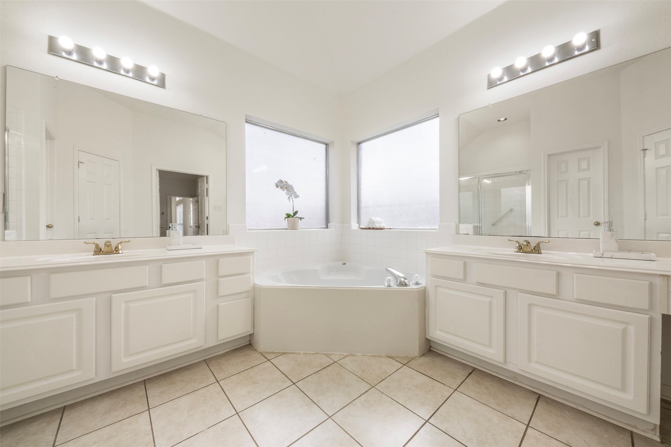 9211 Memorial Hills Drive Spring, TX 77379 - Photo 11 of 33 Enjoy this Corner tub and ample counter space