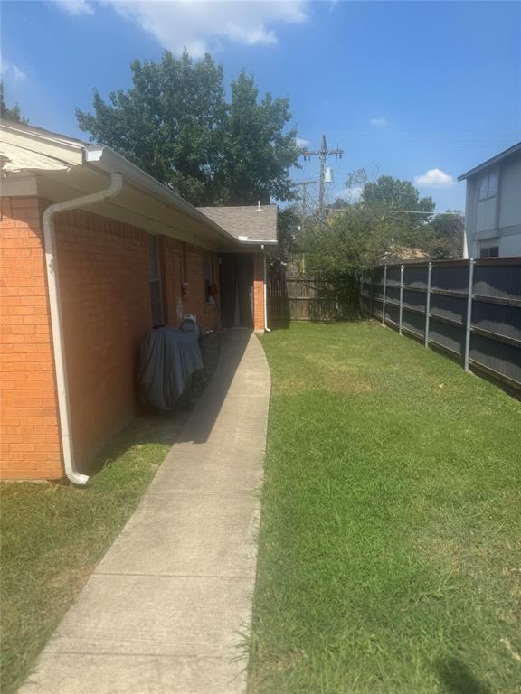 a view of a backyard