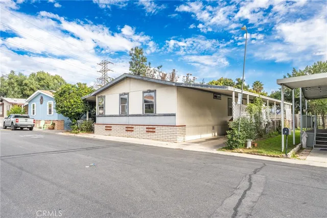 a view of a house with backyard and garden