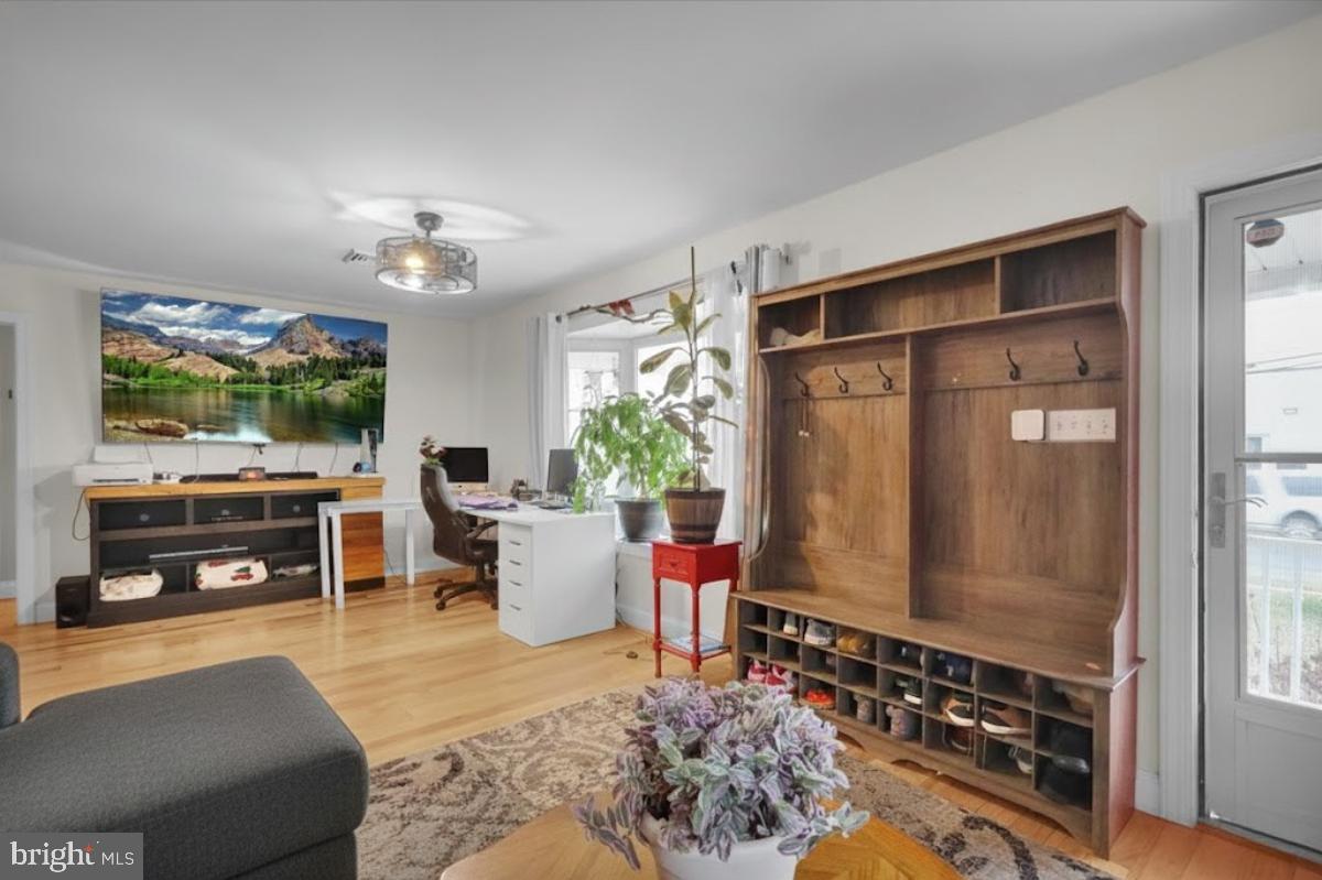 12 Trimble Boulevard Brookhaven, PA 19015 - Photo 3 of 34 Livingroom