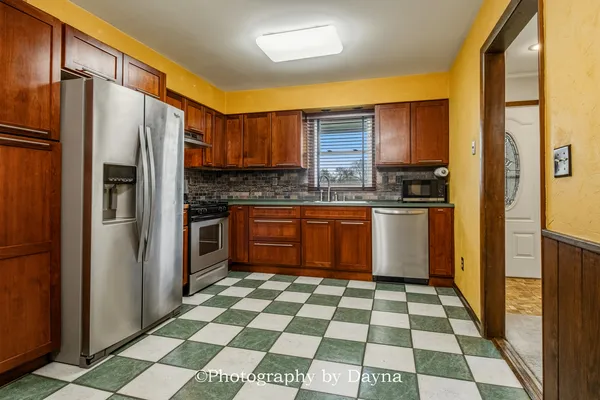 $365,000 | 913 Southgate Road, New Lenox, IL 60451