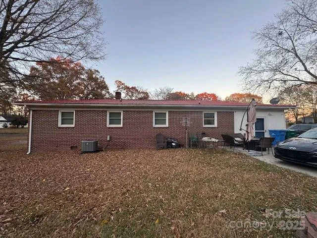 a view of a yard in front of a house