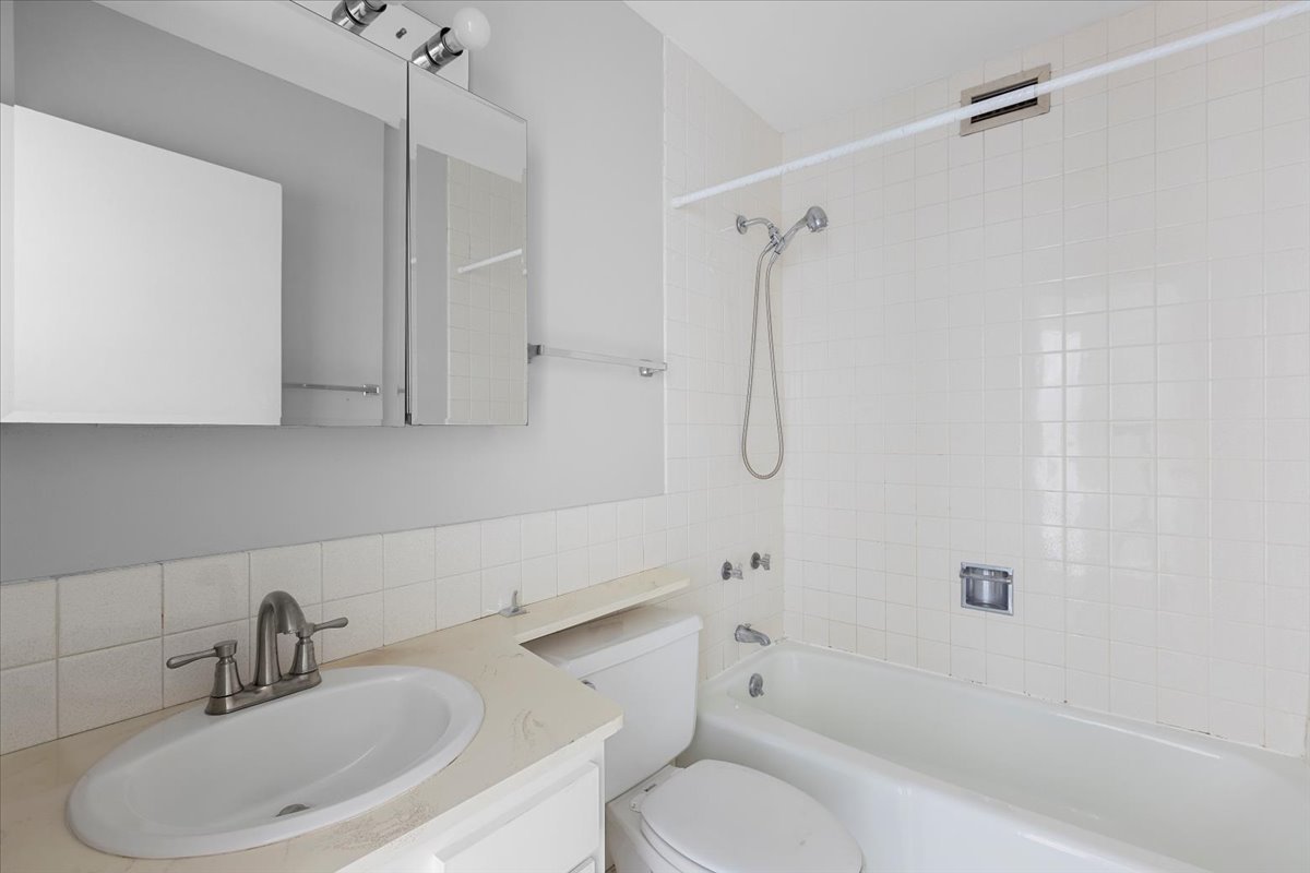6171 North Sheridan Road, Unit 2805 Chicago, IL 60660 - Photo 8 of 10 Gallery Image 8