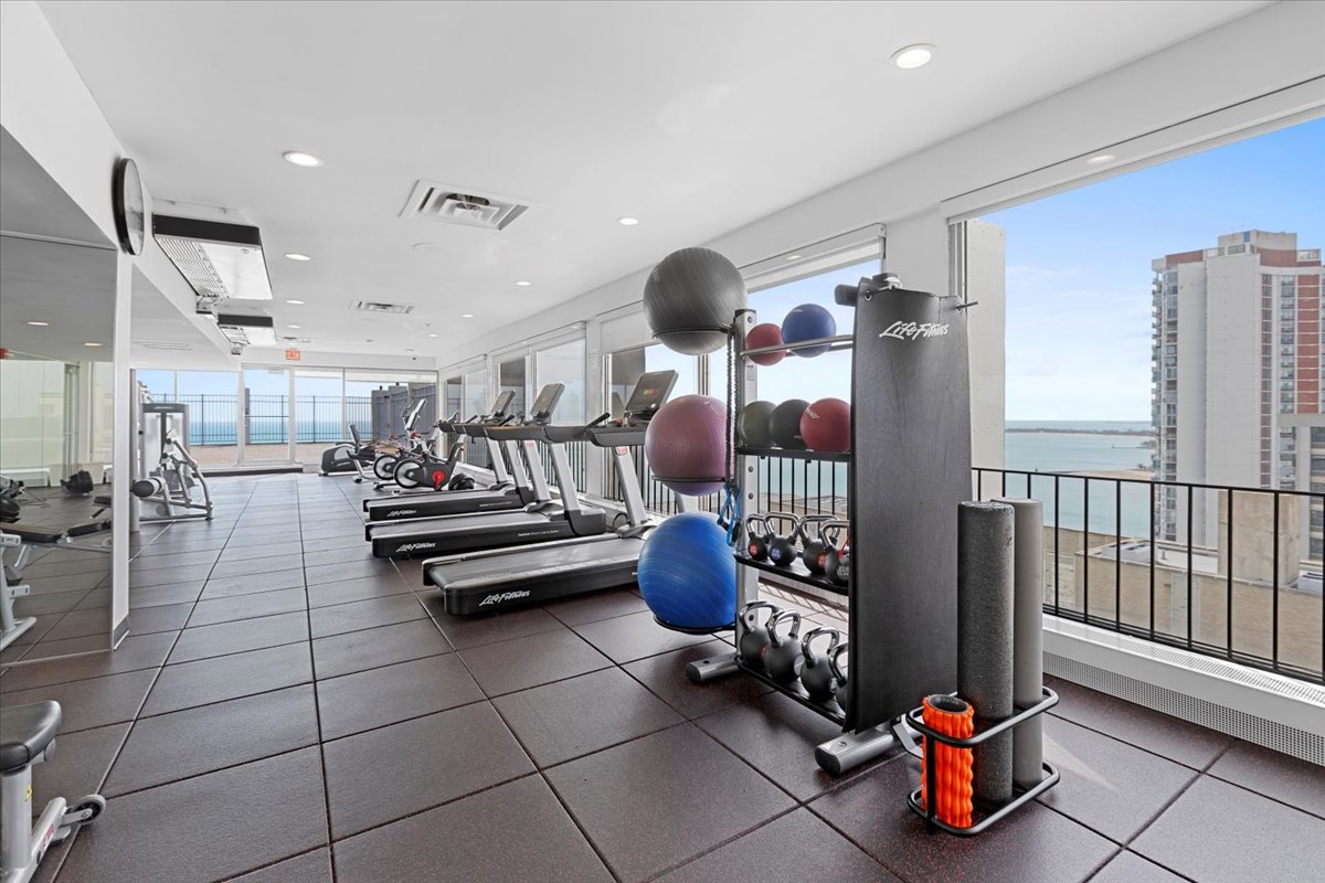 6171 North Sheridan Road, Unit 2805 Chicago, IL 60660 - Photo 10 of 10 Gallery Image 10