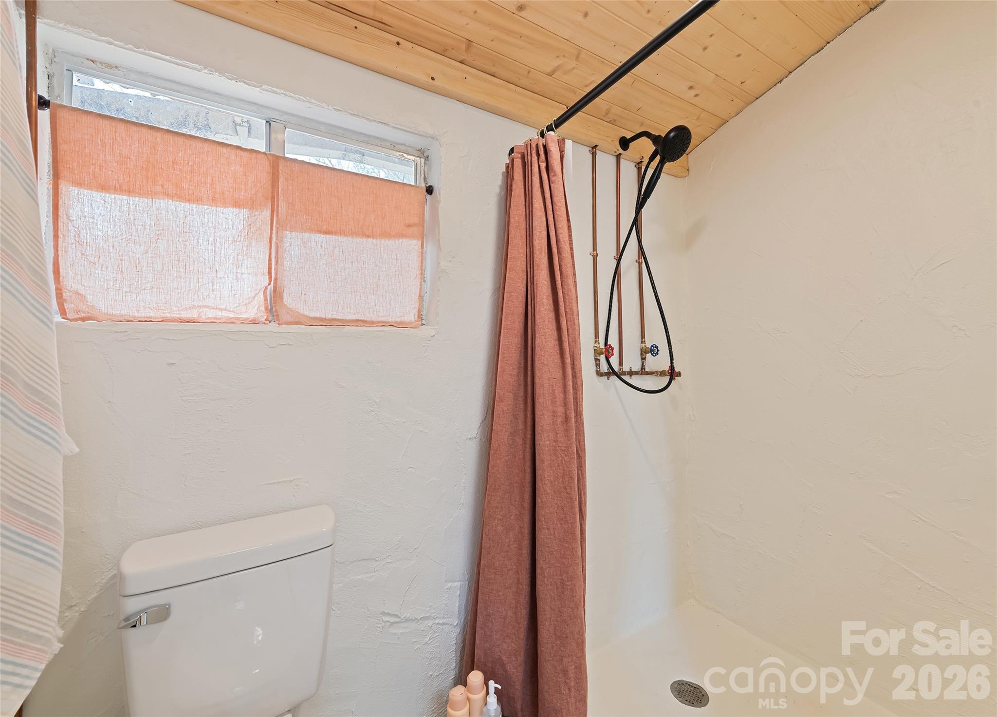 171 Fortner Road Bryson City, NC 28713 - Photo 21 of 32 a bathroom that has a shower sink