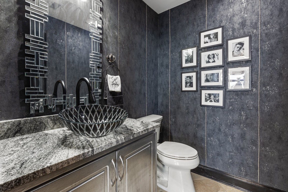 3350 McCue Road, Unit 2404 Houston, TX 77056 - Photo 14 of 49 a bathroom with a granite countertop sink a toilet and a shower