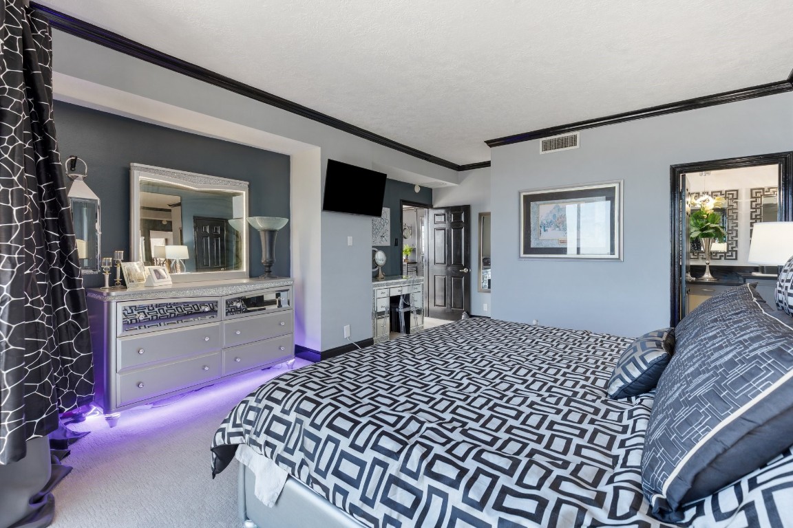 3350 McCue Road, Unit 2404 Houston, TX 77056 - Photo 28 of 49 a bedroom with a bed and a view of living room
