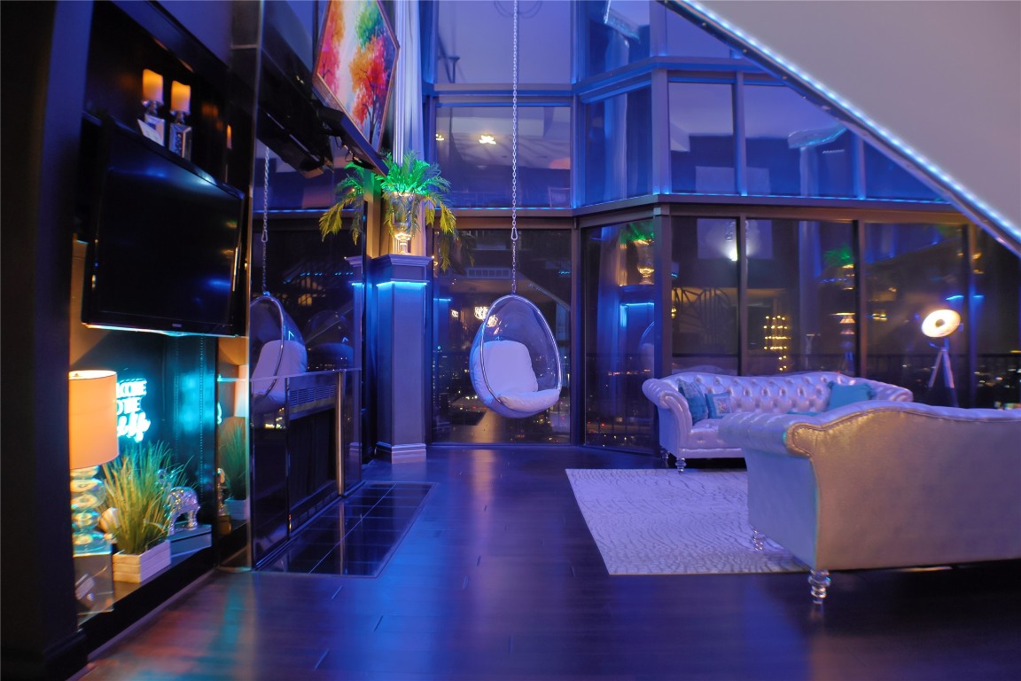 3350 McCue Road, Unit 2404 Houston, TX 77056 - Photo 42 of 49 a view of a patio with dining table and chairs