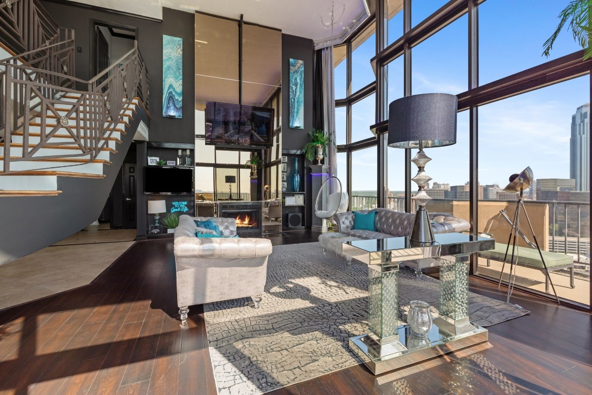 3350 McCue Road, Unit 2404 Houston, TX 77056 - Photo 9 of 49 a outdoor space with lots of tables and chairs