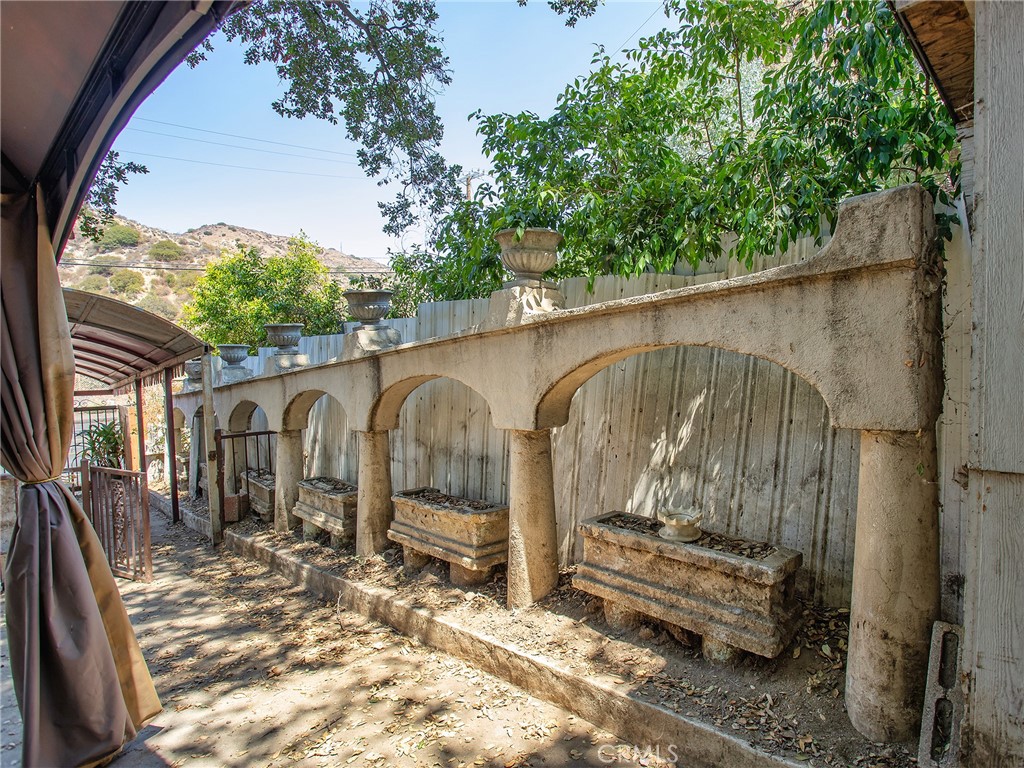 8618 La Tuna Canyon Road Sun Valley, CA 91352 - Photo 31 of 50 a backyard of a house with outdoor seating