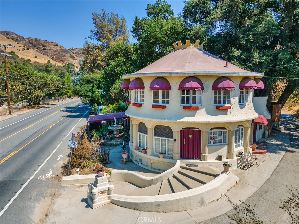 8618 La Tuna Canyon Road Sun Valley, CA 91352 - Photo 41 of 50 a view of multiple houses with a yard
