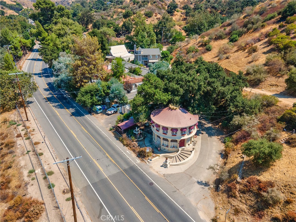 8618 La Tuna Canyon Road Sun Valley, CA 91352 - Photo 45 of 50 a view of a back yard from a balcony