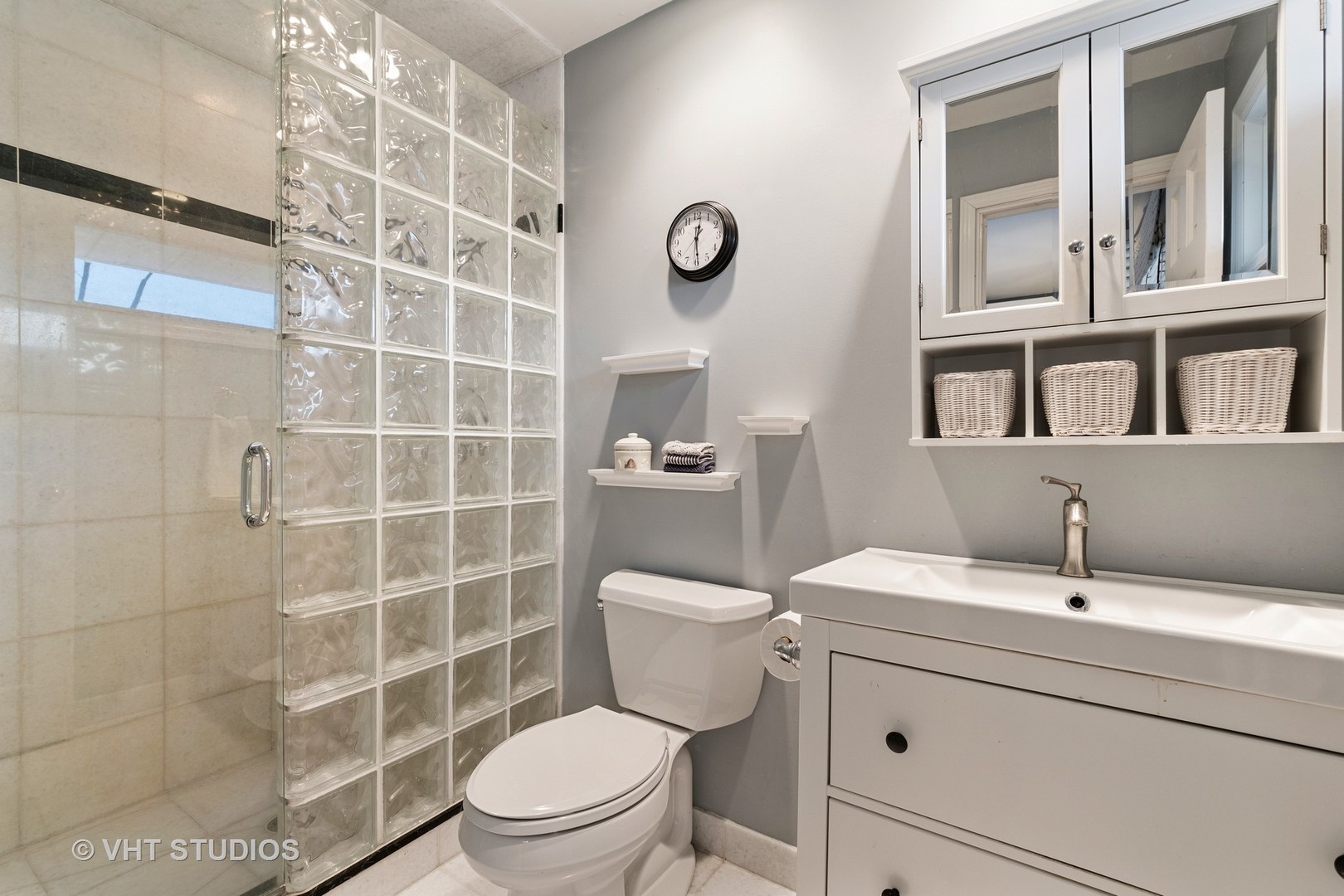 375 Maple Row Northfield, IL 60093 - Photo 19 of 38 a bathroom with a toilet a sink and mirror