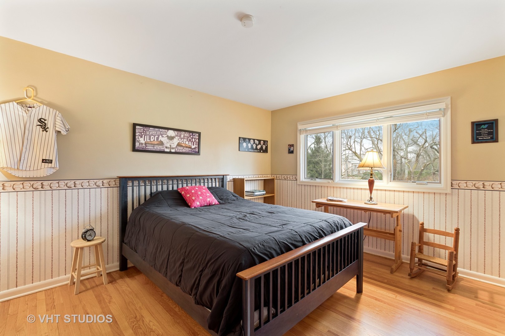 375 Maple Row Northfield, IL 60093 - Photo 20 of 38 a bedroom with a bed and a table in it