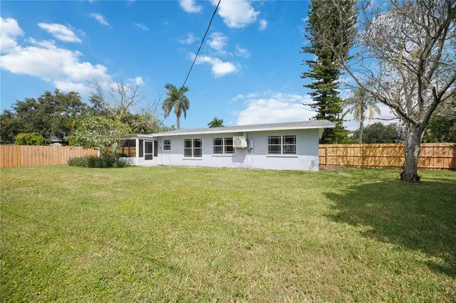 a view of a yard with an tree