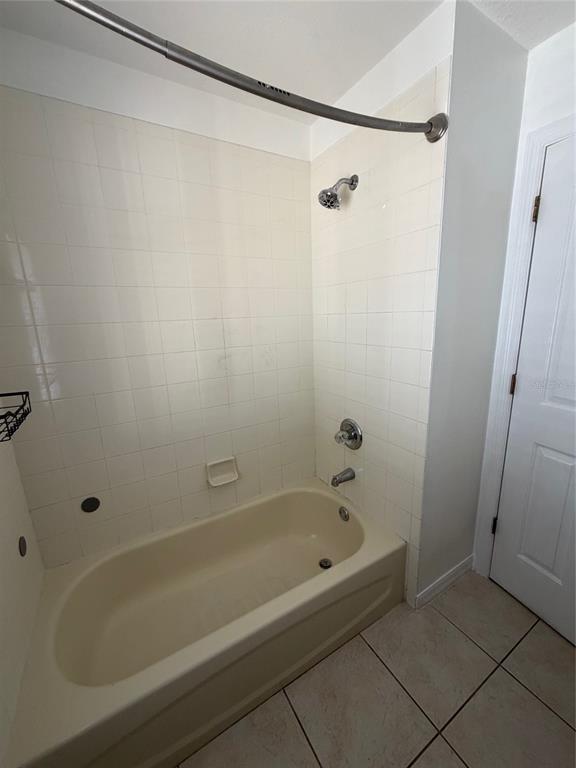 3020 Norlina Street Deltona, FL 32738 - Photo 21 of 30 a bathroom with a bathtub
