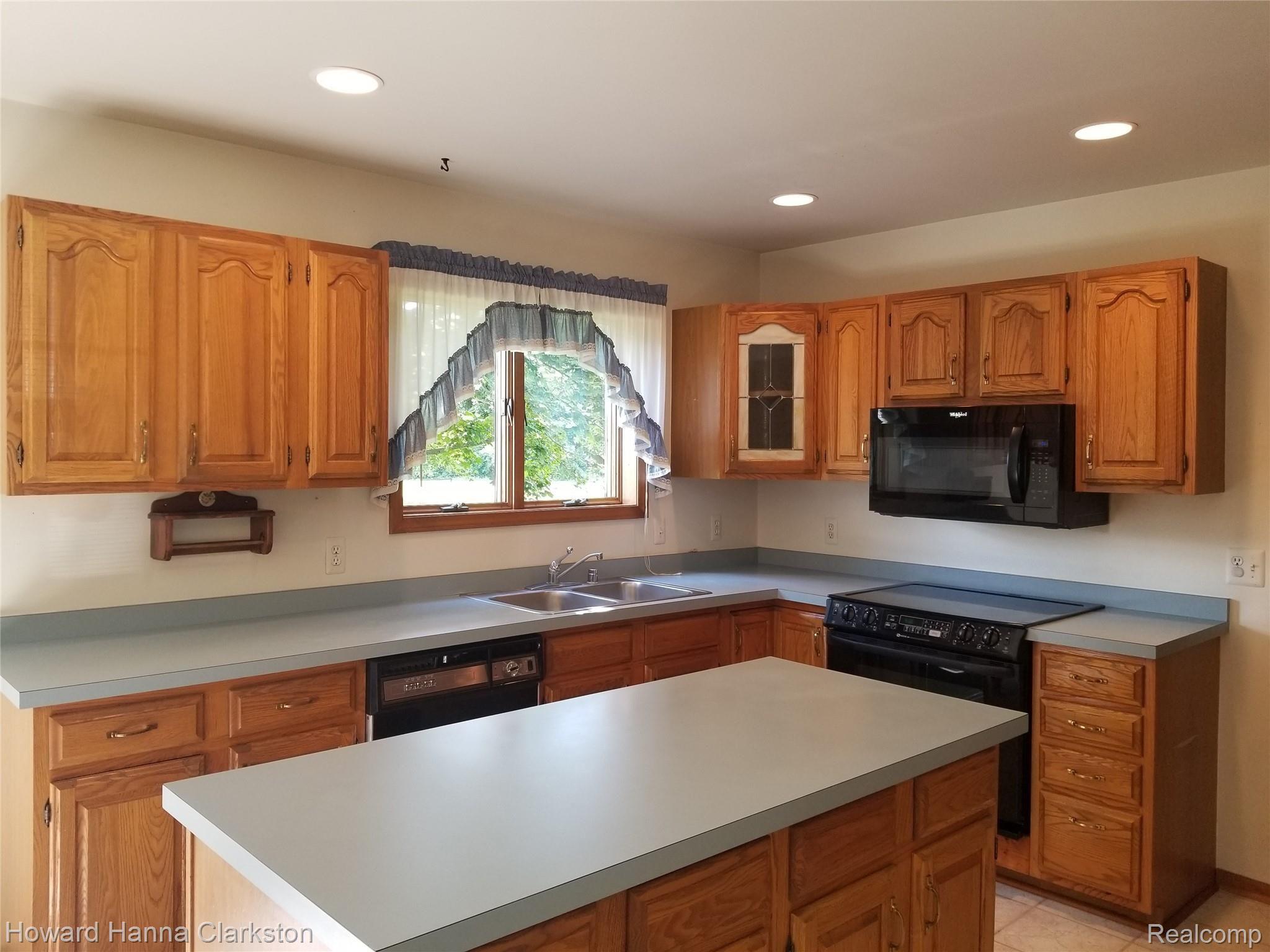 6194 Clarkston Road Clarkston, MI 48346 - Photo 9 of 20 c9.jpg