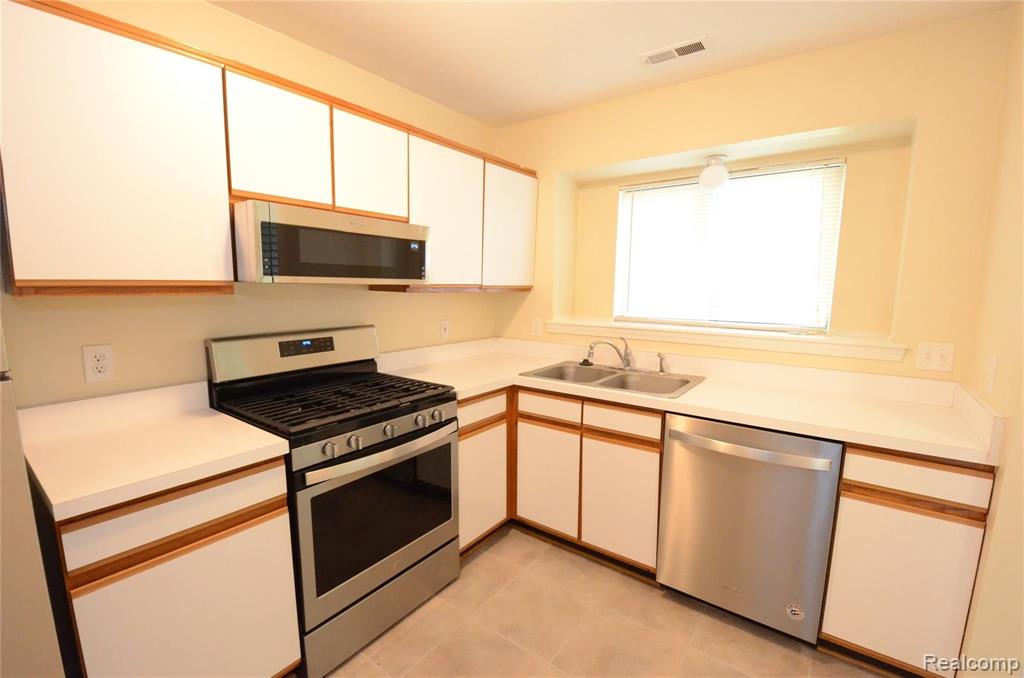 42481 Lilley Point Canton, MI 48187 - Photo 17 of 20