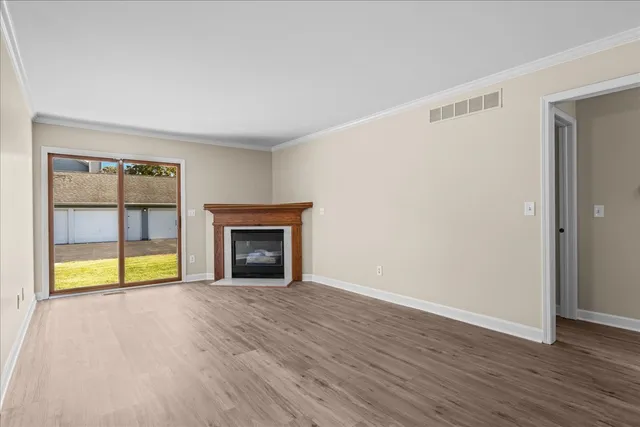 $2,250 | 355 South Collins Street, Unit 355, South Elgin, IL 60177