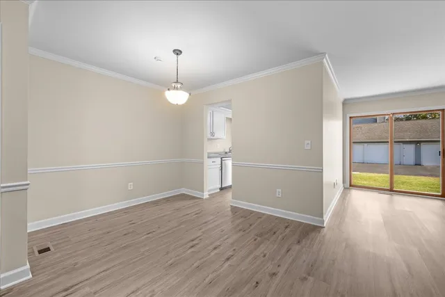 $2,250 | 355 South Collins Street, Unit 355, South Elgin, IL 60177