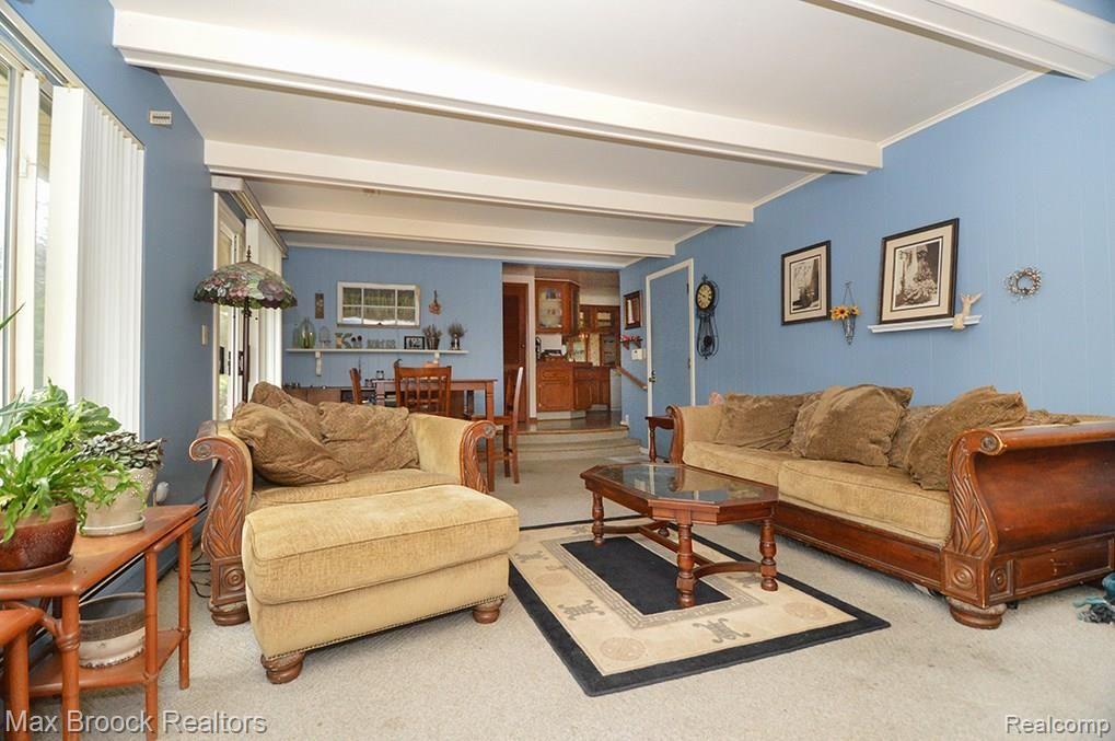 2180 West Avon Road Rochester, MI 48309 - Photo 3 of 23 Living Room