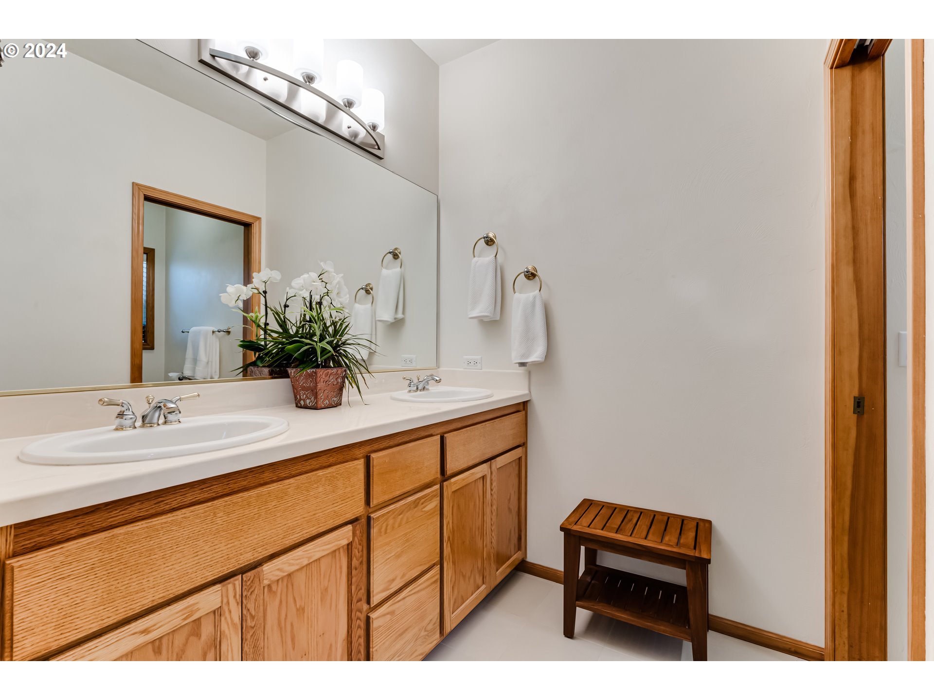 999 Old Orchard Lane Springfield, OR 97477 - Photo 15 of 34 a bathroom with a sink and a mirror